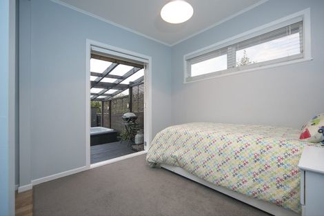 Photo of property in 70 Stottholm Road, Titirangi, Auckland, 0604