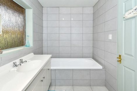 Photo of property in 12 Gibbons Road, Weymouth, Auckland, 2103