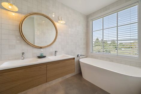 Photo of property in 5 Lens Way, Acacia Bay, Taupo, 3385