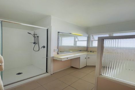 Photo of property in 25 Ellesmere Crescent, Pakuranga Heights, Auckland, 2010