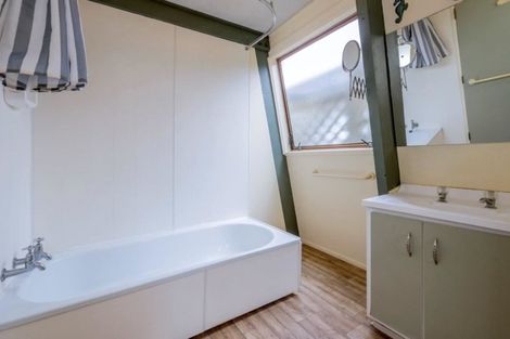 Photo of property in 122 Field Way, Waikanae Beach, Waikanae, 5036