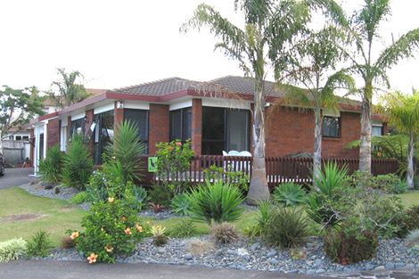 Photo of property in 12 Javelin Place, West Harbour, Auckland, 0618