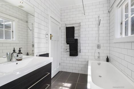 Photo of property in 382 The Esplanade, Island Bay, Wellington, 6023