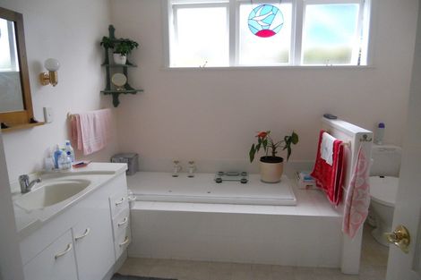 Photo of property in 17 Hanlon Crescent, Narrow Neck, Auckland, 0624