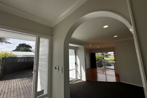 Photo of property in 120 Ennis Avenue, Pakuranga Heights, Auckland, 2010