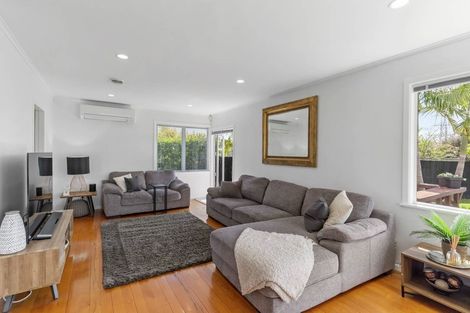 Photo of property in 70 Edgewater Drive, Pakuranga, Auckland, 2010