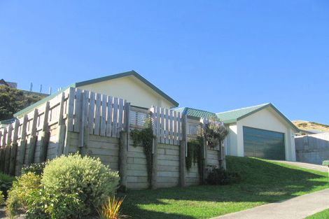 Photo of property in 135 Woodman Drive, Tawa, Wellington, 5028