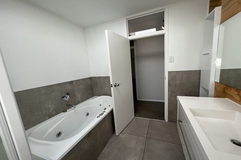 Photo of property in 5 Booralee Avenue, Botany Downs, Auckland, 2010