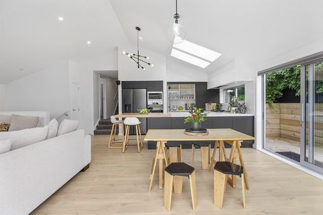 Photo of property in 111a Breaker Bay Road, Breaker Bay, Wellington, 6022