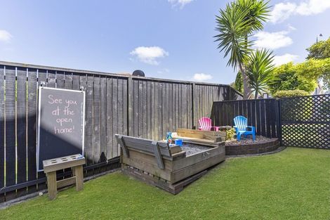 Photo of property in 6 Channing Crescent, Botany Downs, Auckland, 2010