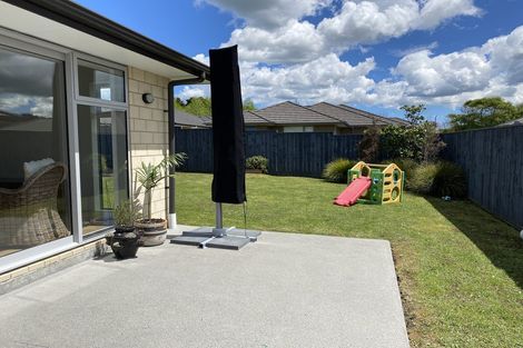 Photo of property in 9 Larmer Drive, Kumeu, 0810