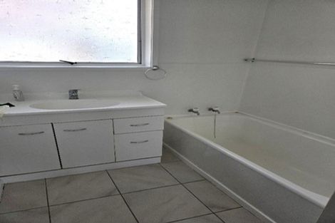 Photo of property in 2/56 Cockayne Crescent, Sunnynook, Auckland, 0620