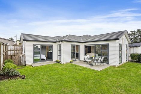 Photo of property in 11 Sauterne Road, Kumeu, 0810