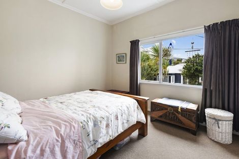 Photo of property in 3-5 Knoll Street, Island Bay, Wellington, 6023