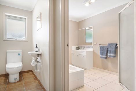 Photo of property in 8 Libra Place, Kawaha Point, Rotorua, 3010