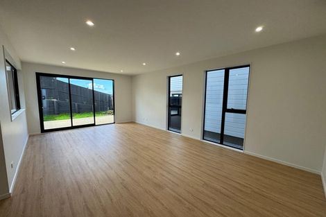 Photo of property in 3/90 Picasso Drive, West Harbour, Auckland, 0618