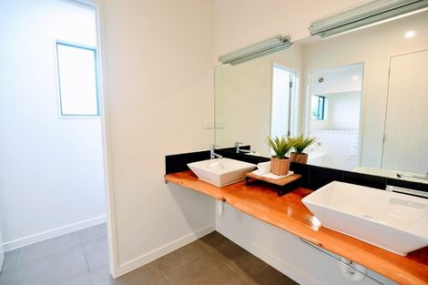 Photo of property in 4 Roberts Road, Matakatia, Whangaparaoa, 0930