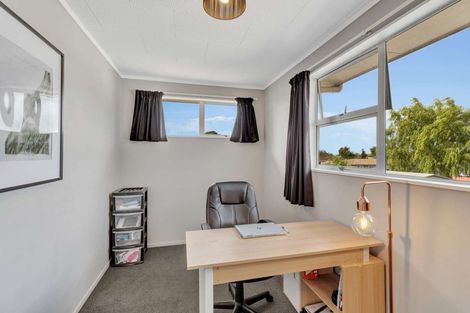 Photo of property in 8 Cohen Place, Milson, Palmerston North, 4414