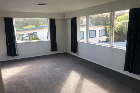 Photo of property in 5 Holly Grove, Maungaraki, Lower Hutt, 5010