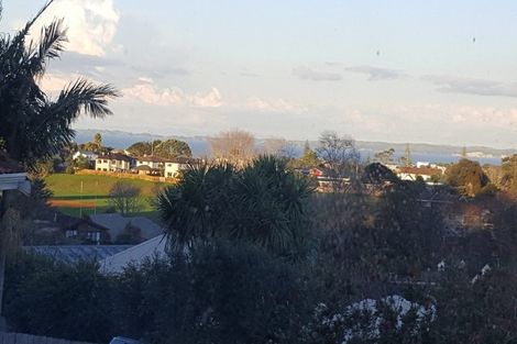 Photo of property in 2/14 Strabo Place, Windsor Park, Auckland, 0632