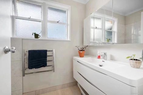 Photo of property in 2/1a Becroft Drive, Forrest Hill, Auckland, 0620