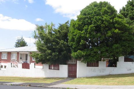 Photo of property in 2/335 Wairau Road, Totara Vale, Auckland, 0627