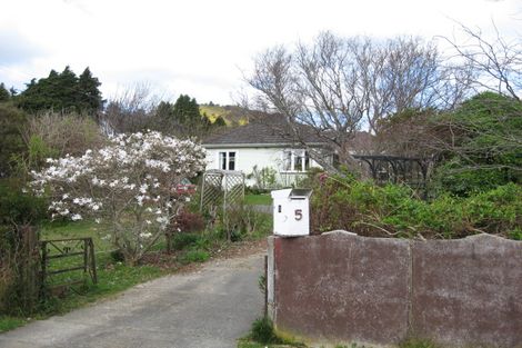 Photo of property in 5 Rowe Parade, Wainuiomata, Lower Hutt, 5014