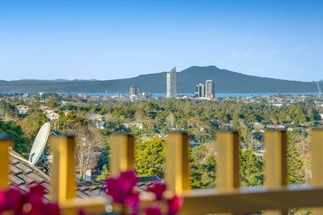 Photo of property in 2/3 Coronation Road, Hillcrest, Auckland, 0627