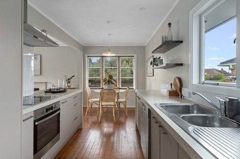 Photo of property in 12 London Street, Te Atatu Peninsula, Auckland, 0610