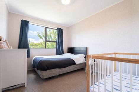 Photo of property in 31 Cheltenham Terrace, Newlands, Wellington, 6037