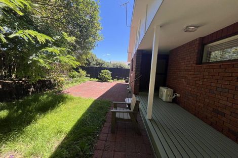 Photo of property in 15 Sequoia Grove, Merrilands, New Plymouth, 4312