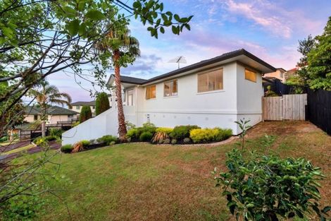 Photo of property in 32 Canary Place, Unsworth Heights, Auckland, 0632