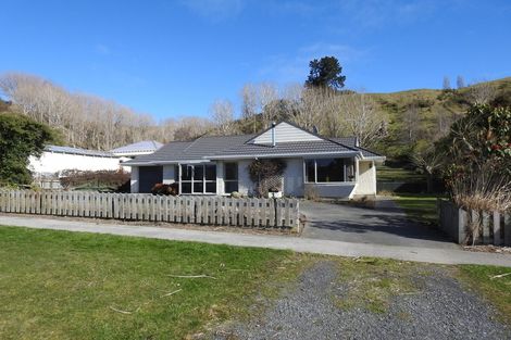 Photo of property in 1 Ongo Road, Hunterville, 4730