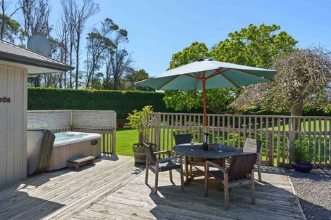 Photo of property in 121 Gear Road, Te Horo, Otaki, 5582