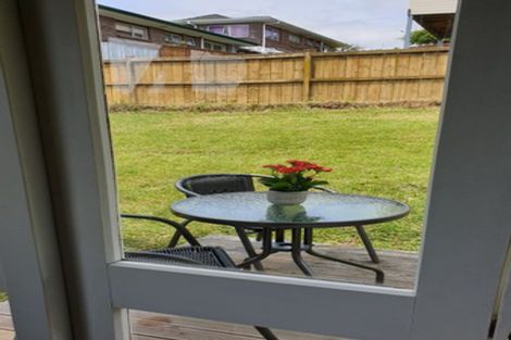 Photo of property in 2/10 Ayton Drive, Totara Vale, Auckland, 0629