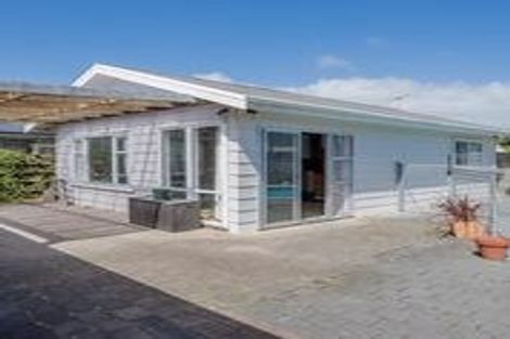 Photo of property in 5 Adrian Grove, Waikanae Beach, Waikanae, 5036