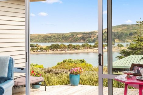 Photo of property in 9 Helen Place, Raglan, 3225