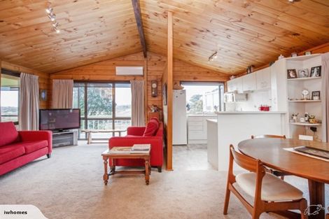 Photo of property in 18 John Dee Crescent, Red Beach, 0932