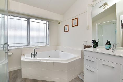 Photo of property in 33e Springs Road, Parakai, 0830