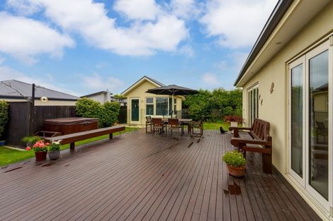 Photo of property in 12 Willowview Drive, Redwood, Christchurch, 8051