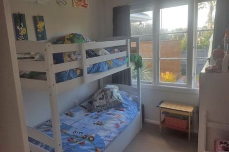 Photo of property in 1 Ward Crescent, Te Atatu Peninsula, Auckland, 0610