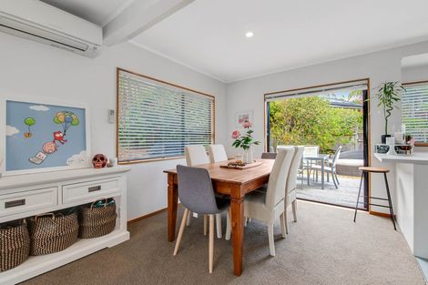 Photo of property in 2/2 Carl Place, Unsworth Heights, Auckland, 0632