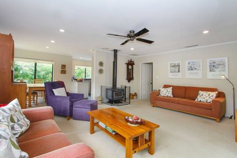 Photo of property in 5 John Webster Place, Glen Eden, Auckland, 0602