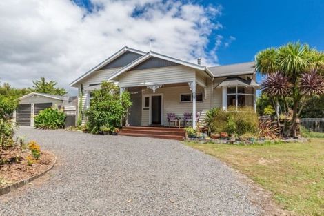 Photo of property in 290 Heatherlea Road East, Levin, 5571