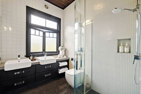 Photo of property in 20 Seabreeze Road, Narrow Neck, Auckland, 0624