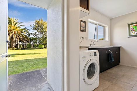 Photo of property in 873 Waitakere Road, Kumeu, 0891
