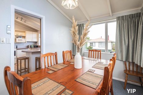 Photo of property in 18 Colchester Crescent, Newlands, Wellington, 6037