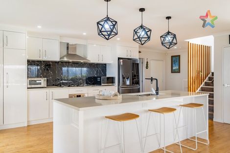 Photo of property in 2 Poto Road, Normandale, Lower Hutt, 5010