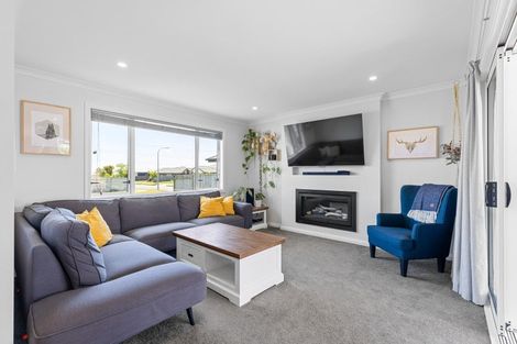 Photo of property in 6 Atlantic Drive, Fitzherbert, Palmerston North, 4410