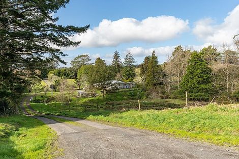 Photo of property in 118 Motu Road, Kumeu, 0891